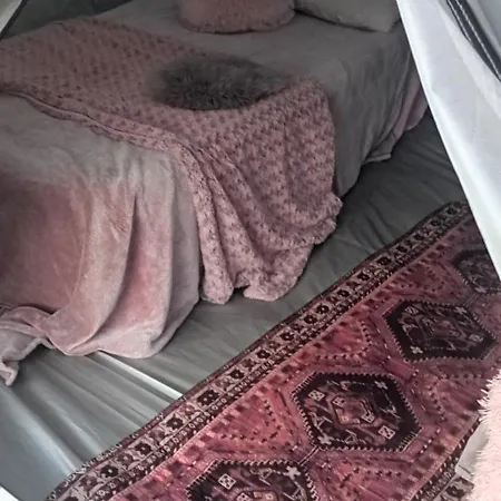 Glamping Yurtas, Camp, Roseart Resort אוהל מפואר